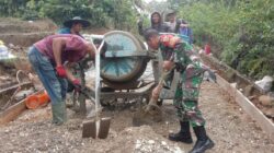 Babinsa Koramil 420-02/Muara Limun Kompak Gotong Royong Cor Jalan Demi Akses Lebih Baik