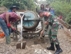 Babinsa Koramil 420-02/Muara Limun Kompak Gotong Royong Cor Jalan Demi Akses Lebih Baik