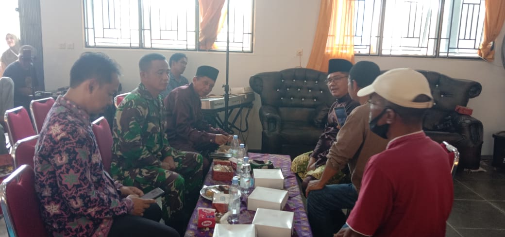 Pererat Hubungan dan Ciptakan suasana Harmonis Babinsa Koramil 420-02/Muara Limun Laksanakan Komsos di Desa Bukit Talang Mas