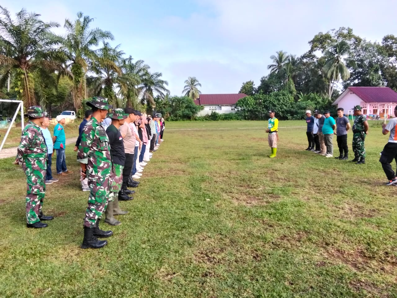Jumat Bersih, Koramil-04/Sarolangun Bersama Forkopimcam Sarolangun Giat Karya Bhakti Bersihkan Lapangan Sepak Bola
