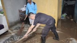 Polsek Pugung Identifikasi Banjir Bandang di Pekon Gunung Kasih Dan Bantu Warga Bersihkan Lumpur