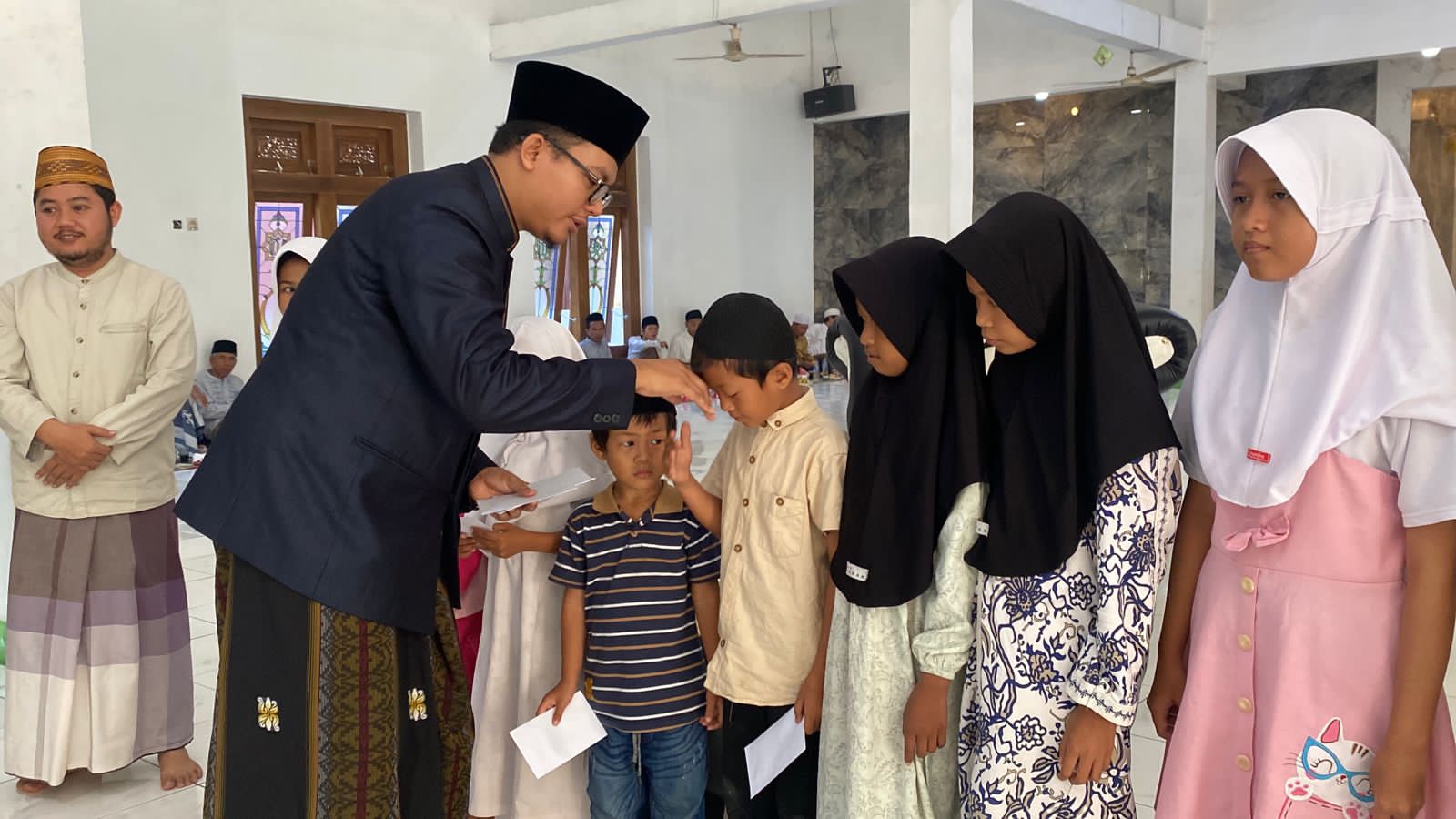 Pemerintah desa sindang heula gelar pengajian rutin bulanan dan santunan di masjid al-hidayah kp,kepuh