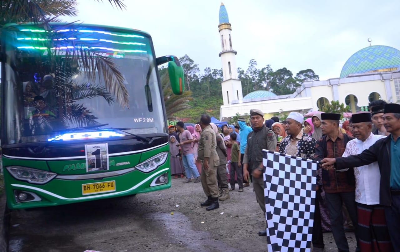 Wabup Lepas Keberangkatan Kloter 18 CJH Merangin Bupati Bekali Rendang untuk 147 Orang Calon Jemaah Haji