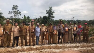 Polsek Pauh Polres Sarolangun Bersama Masyarakat Desa Karang Mendapo Laksanakan Program Ketahanan Pangan