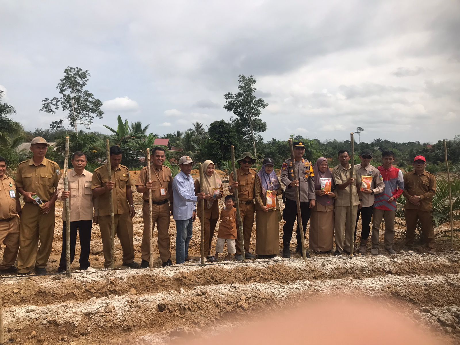 Polsek Pauh Polres Sarolangun Bersama Masyarakat Desa Karang Mendapo Laksanakan Program Ketahanan Pangan