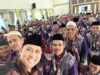 CJH Meneteskan air mata ketika bersalaman dengan bupati dan istri,  terharu atas perhatian bupati yang begitu besar kepada para CJH Merangin.