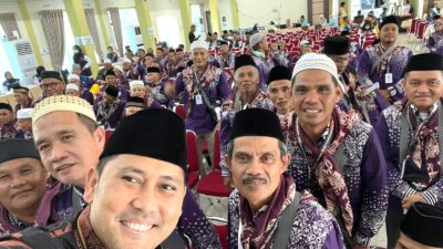 CJH Meneteskan air mata ketika bersalaman dengan bupati dan istri,  terharu atas perhatian bupati yang begitu besar kepada para CJH Merangin.
