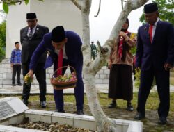 Usai Upacara Harkitnas, Bupati dan Rombongan Tabur Bung· Di Makam Pahlwan Patriot Bhakti Merangin