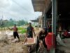 Babinsa dari Koramil 420-02/Muara Limun Laksanakan Gotong Royong Tunjukan Kebersamaan Membantu Bangun Rumah Warga