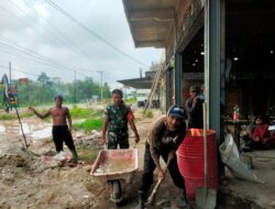 Babinsa dari Koramil 420-02/Muara Limun Laksanakan Gotong Royong Tunjukan Kebersamaan Membantu Bangun Rumah Warga