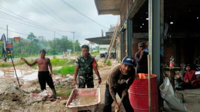 Babinsa dari Koramil 420-02/Muara Limun Laksanakan Gotong Royong Tunjukan Kebersamaan Membantu Bangun Rumah Warga