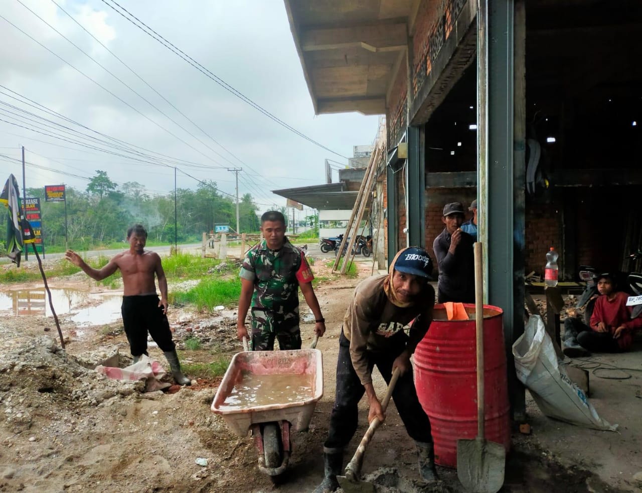 Babinsa dari Koramil 420-02/Muara Limun Laksanakan Gotong Royong Tunjukan Kebersamaan Membantu Bangun Rumah Warga