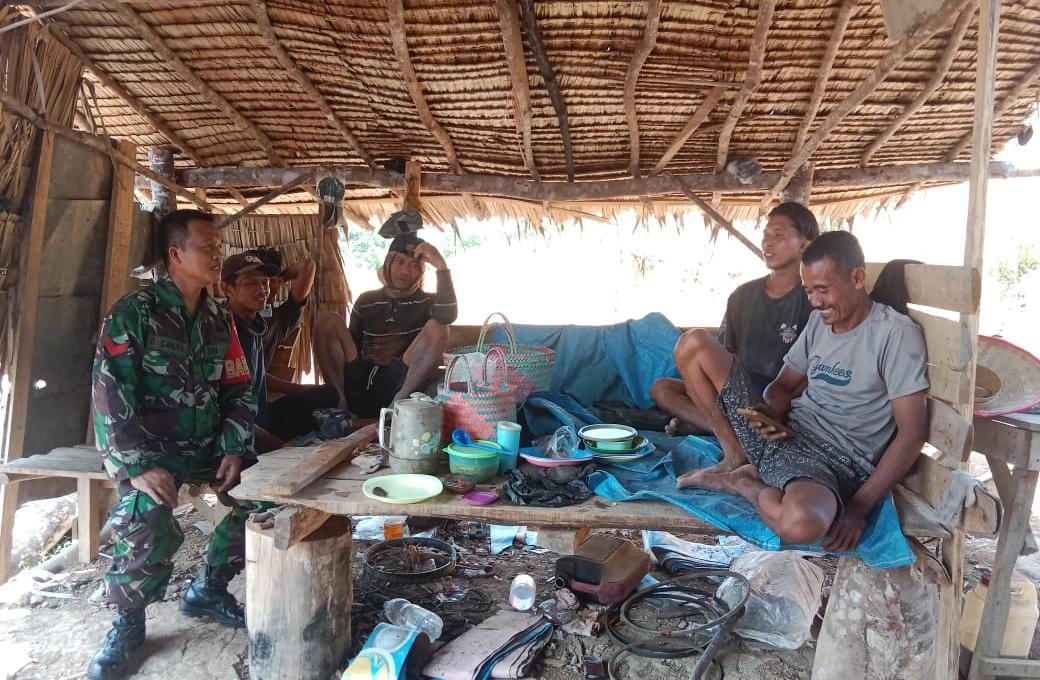 Pererat Hubungan TNI dan Rakyat, Babinsa Koramil 420-03/Pauh komsos di Desa Jernang Baru
