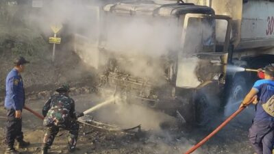 Truck Terbakar di Perjalanan dari Tambang Menuju Stockfile PT. Caritas, Sertu Aan Satria Anggota Koramil 420-04/Sarolangun Sigap Bantu Pemadaman