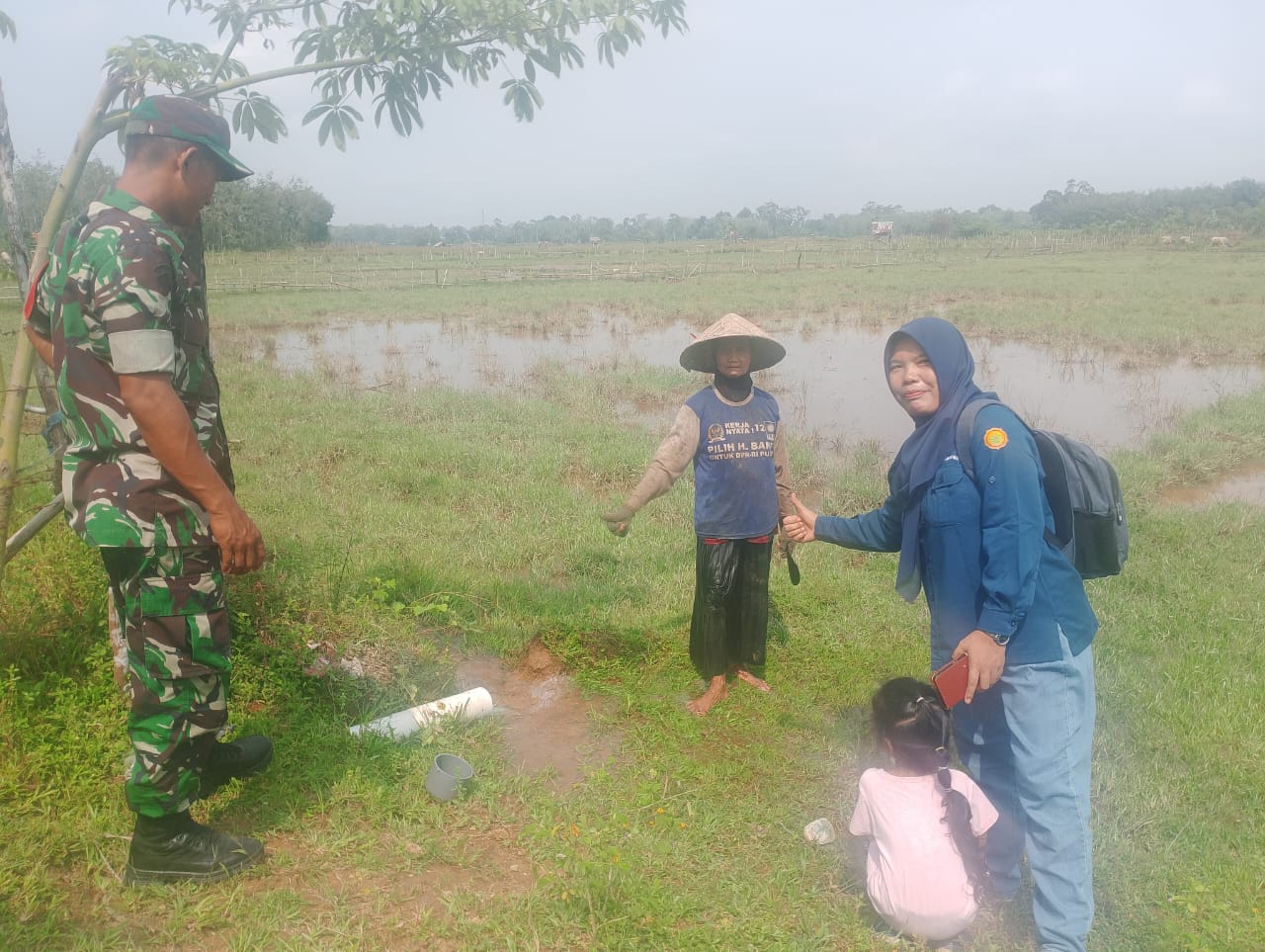 Babinsa Limun Bersama PPL Dan Masyarakat Lakukan Survey Mata Air Untuk Pompanisasi Pertanian