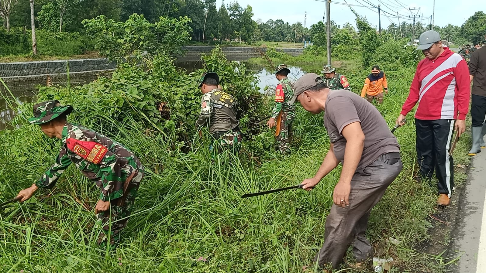 Kodim 0520/SARKO,Jumat Penuh Aksi dan Kebersamaan, Sarolangun Tunjukkan Kepedulian Nyata pada Lingkungan
