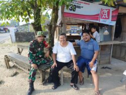 Babinsa Koramil 420-04/Sarolangun, Serda Ibrohim, Tingkatkan Kemanunggalan TNI-Rakyat melalui Komsos di Desa Pulau Buayo