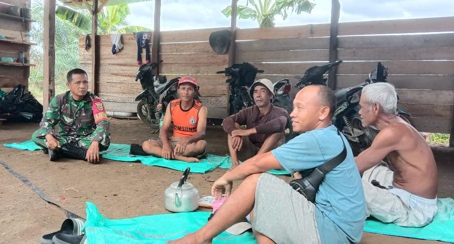 Serda Rizal Ilahi, Babinsa Koramil 420-02/Ma.Limun Aktif Berbaur dengan Masyarakat Desa Bukit Murau