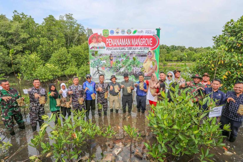 Peduli Lingkungan Pesisir, Danlanal Beserta Prajurit Lanal Bintan Ikuti Acara Penanaman 5.000 Pohon Mangrove