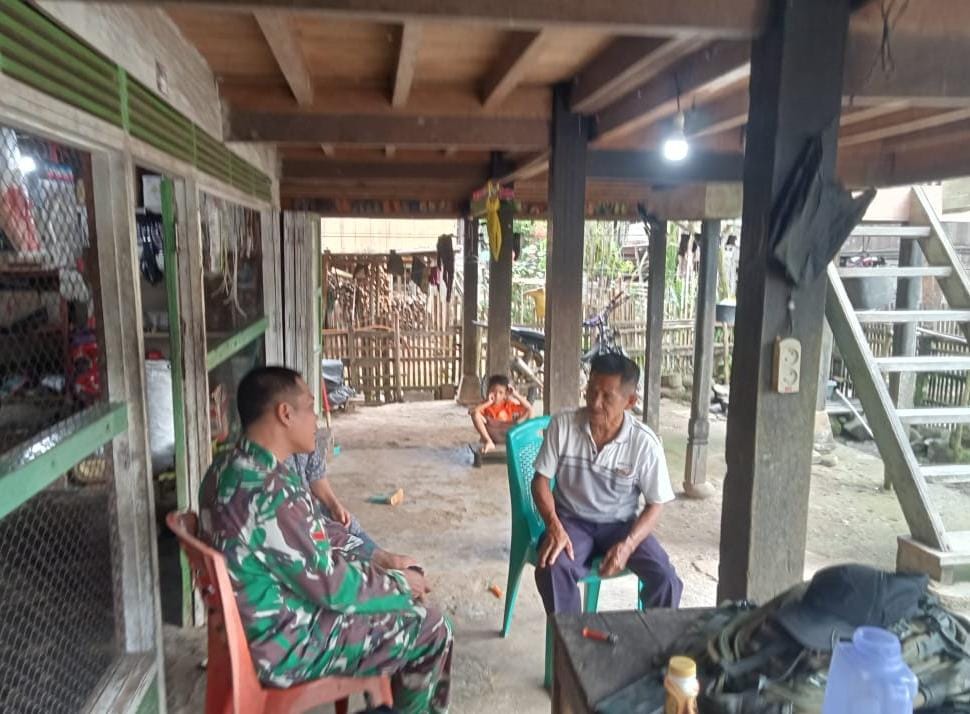 Sangat Akrab TNI dan Masyarakat bersama dalam Komsos Jadi Jembatan Sinergi di Desa Sungai Keradak