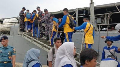 Lanal Bintan Dampingi Siswa/Siswi SLB Negeri 2 Tanjungpinang Kunjungi Kapal Perang
