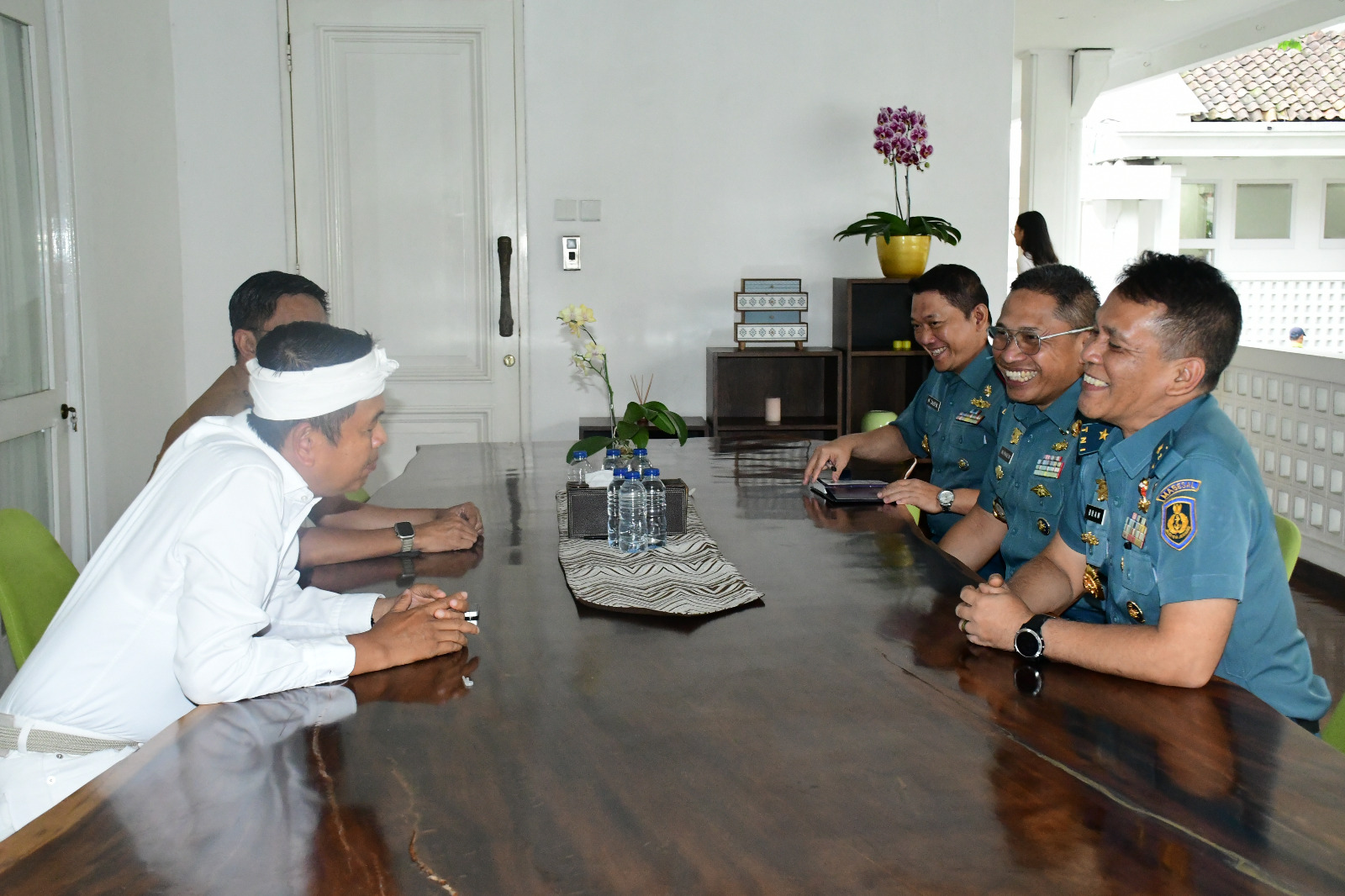 Komandan Lanal Bandung Dampingi Aspotmar Kasal Kunjungi Gubernur Jabar Jalin Silaturahmi