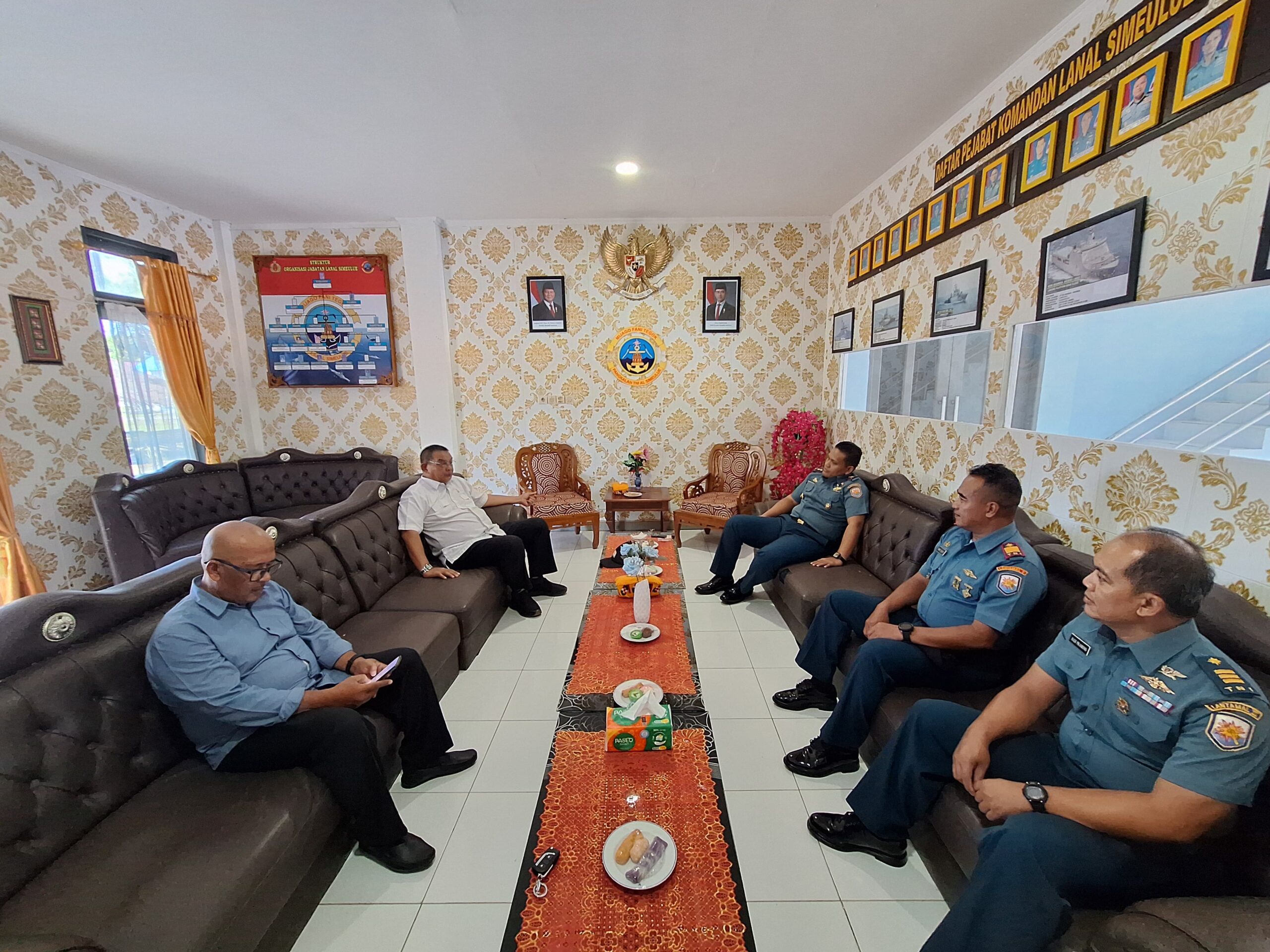 Danlanal Simeulue Sambut Dengan Hangat Kunjungan Kerja Komisi I DPR Aceh Ir. Iskandar di Mako Lanal Simeulue