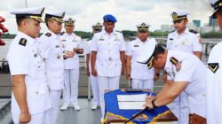 Komandan Pangkalan TNI Angkatan Laut Dumai Pimpin Sertijab Komandan KRI Imam Bonjol-383