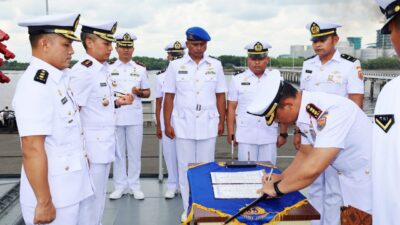 Komandan Pangkalan TNI Angkatan Laut Dumai Pimpin Sertijab Komandan KRI Imam Bonjol-383