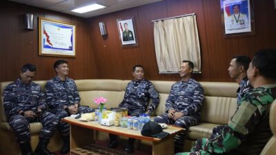 Komandan Pangkalan TNI Angkatan Laut Dumai Bersama Prajurit Sambut Kedatangan KRI Bontang-907