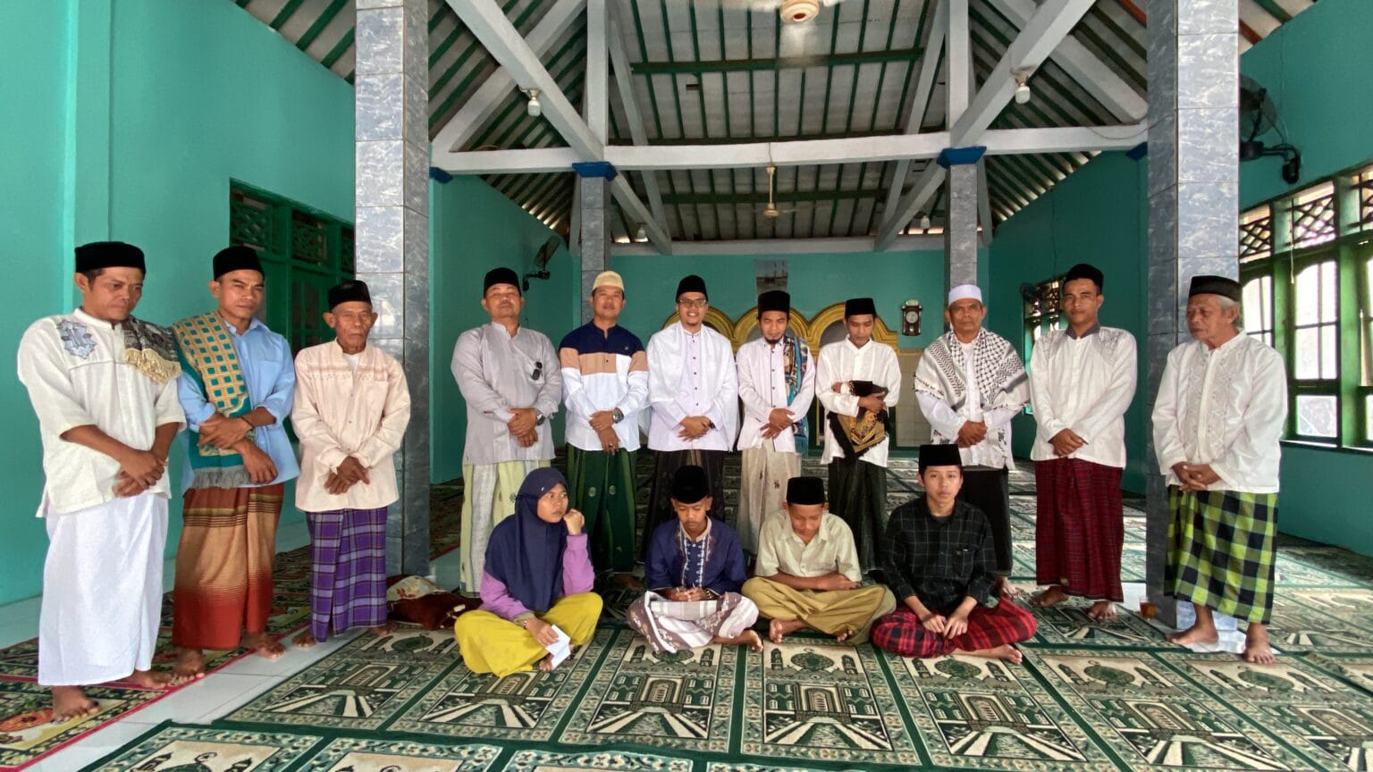 Kades Sindang heula sabangi warga jalupang kulon lanjut kan teradisi Jumat keliling dan santunan