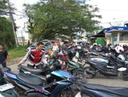 Polres Merangin Layani Masyarakat Sepenuh Hati,Kabag SDM Bersama Personil Bantu Susun Parkir Sepeda Motor