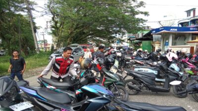 Polres Merangin Layani Masyarakat Sepenuh Hati,Kabag SDM Bersama Personil Bantu Susun Parkir Sepeda Motor