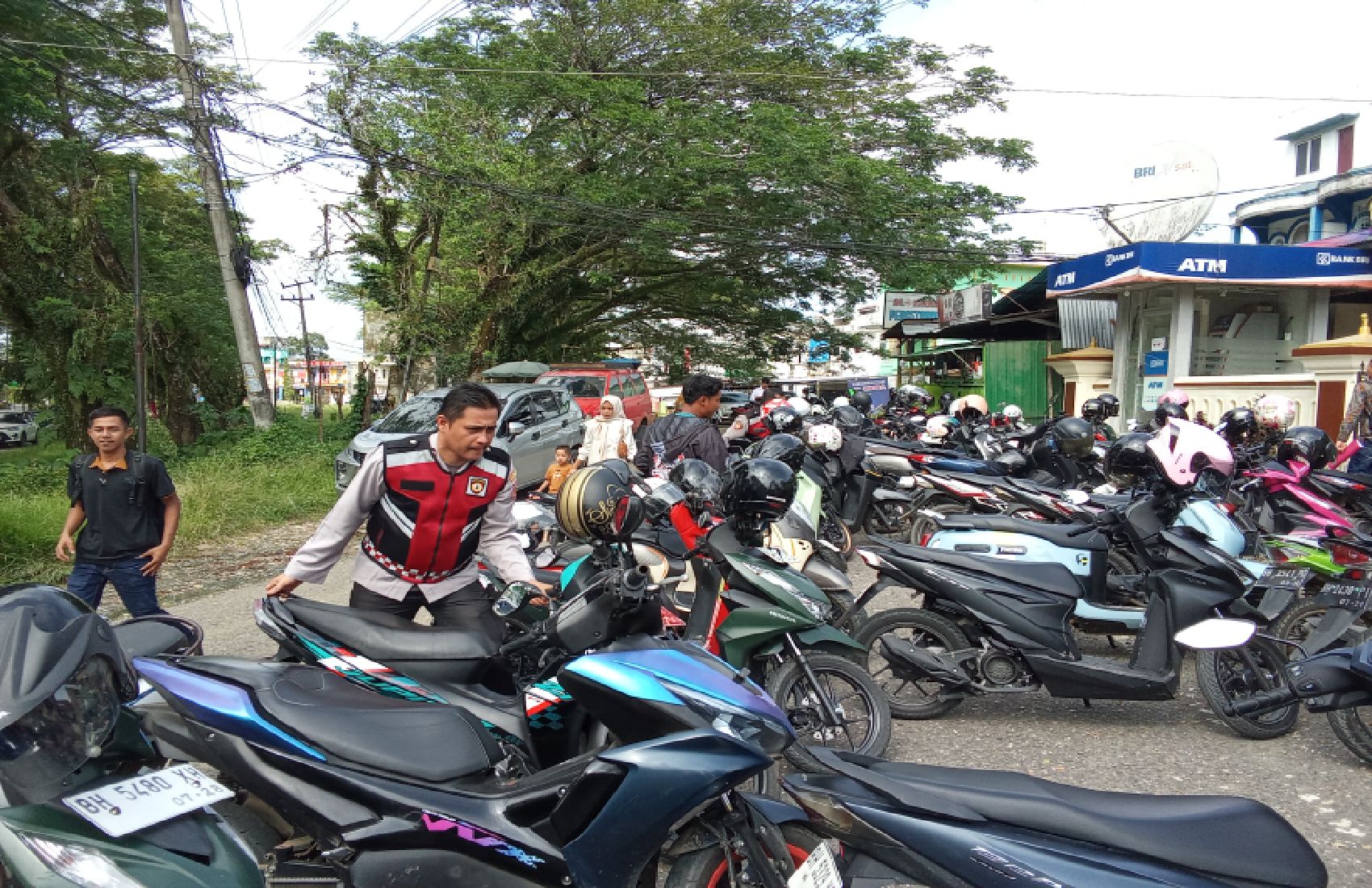 Polres Merangin Layani Masyarakat Sepenuh Hati,Kabag SDM Bersama Personil Bantu Susun Parkir Sepeda Motor