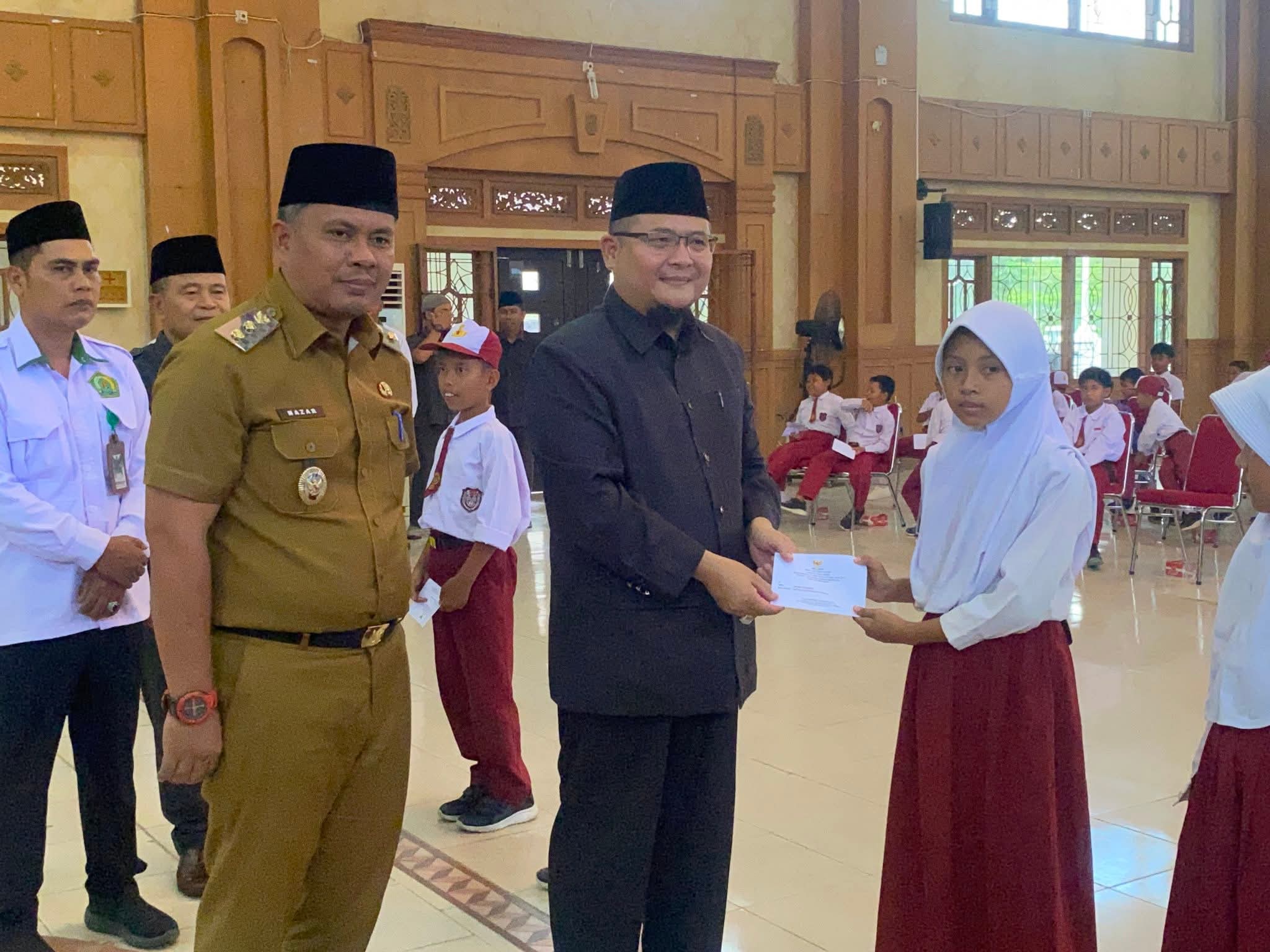 BAZNAS Kabupaten Tebo Salurkan bantuan Pendidikan Melalui Program  ”  Tebo Cerdas “