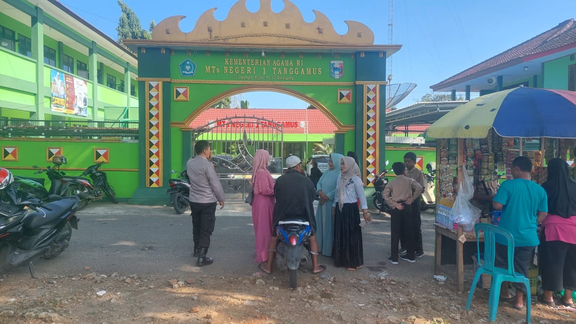 Polsek Kota Agung Amankan Kegiatan Verifikasi dan Tes SPMB MTsN 1 Tanggamus