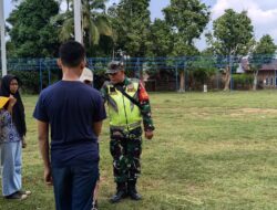 Berikan Dukungan, Babinsa Koramil 420 – 03/Pauh Giat Melatih Pengibaran Bendera Pelaksanaan MTQ ke XIII di Desa Lubuk Kepayang Kecamatan Air Hitam