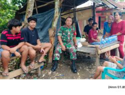 Serda. Heppy Rifaki saat Komsosnya kegiatanencerminkan rasa Kemanunggalan TNI, khususnya Babinsa kepada masyarakat di Desa Gurun Baru,