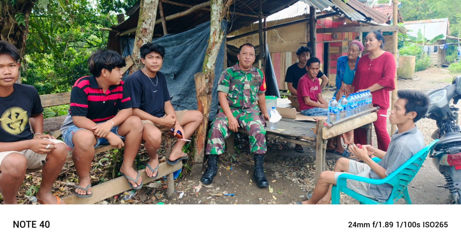 Serda. Heppy Rifaki saat Komsosnya kegiatanencerminkan rasa Kemanunggalan TNI, khususnya Babinsa kepada masyarakat di Desa Gurun Baru,