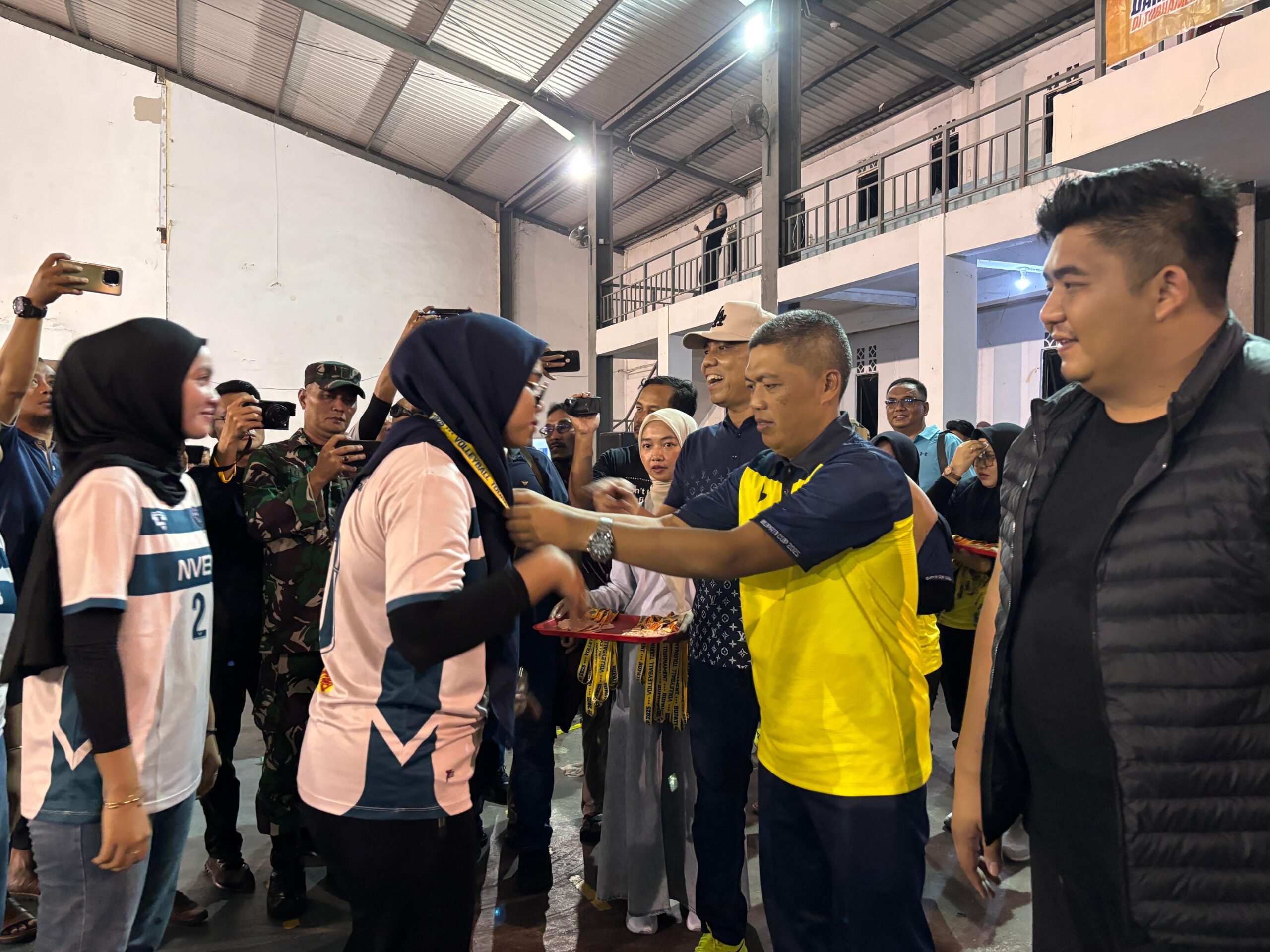Danlanal Bintan Hadiri Acara Penutupan Turnamen Bola Voli Bupati Cup 2025