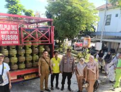 Kapolsek Talang Padang Pimpin Langsung Pengamanan Operasi Pasar Gas LPG 3 Kg Pemkab Tanggamus