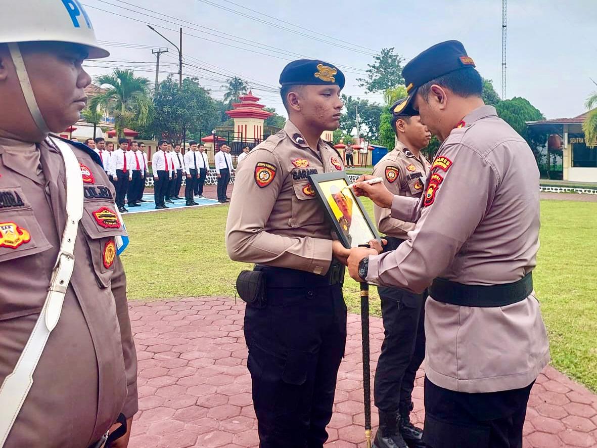 Kapolres Sarolangun Pimpin Upacara Pemberhentian Tidak Dengan Hormat Tiga Orang Anggotanya.