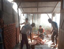 Babinsa Koramil 420-08/Tabir Bantu Renovasi Rumah Warga di Desa Rantau Ngarau