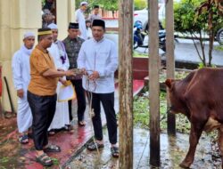 Berbagi Keberkahan Idul Adha, Polres Sarolangun Bagikan Daging Kurban ke Warga.