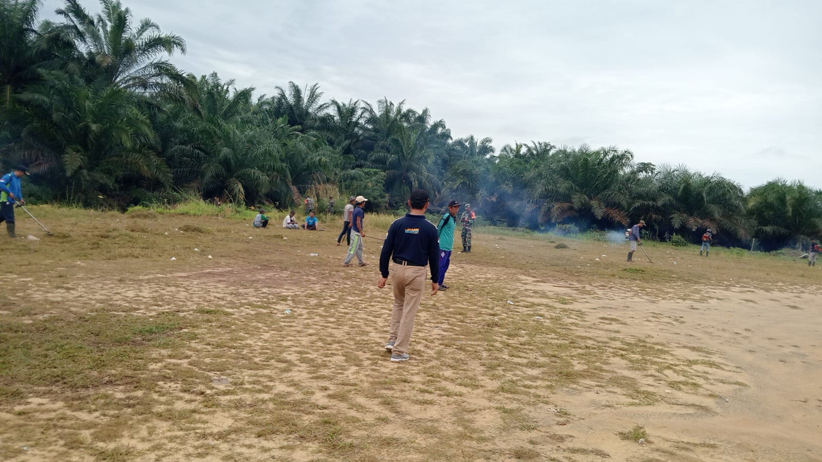 Babinsa Koramil 02/M.Limun Serda Musi Herman Gotong Royong Bersihkan Lapangan Bola di Desa Sungai Merah