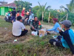 Babinsa Koramil 420-01/Batang Asai Kodim 0420/Sarko Pelda Sigit Tripra Pra Joko Laksanakan (Komsos) bersama masyarakat