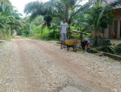 Babinsa Koramil 02/M.Limun Koptu Anom Budi P melaksanakan kegiatan gotong royong membersihkan parit-parit diDesa Suka Damai
