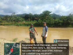 Antisipasi Dampak Bencana Banjir dan tanah longsor, Babinsa Koramil 420-07/Sungai Manau Kodim 0420/Sarko, Serka Vony Yandri melakukan patroli Bansor