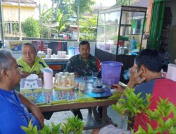 Sertu Akil Lukman melaksanakan Komunikasi Sosial (Komsos) dengan warga binaan di Desa Bernai Luar