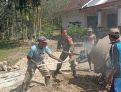 Babinsa Koramil 02/Muara Limun Kodim 0420/Sarko , Serda Rizal Ilahi , bersama masyarakat binaan melaksanakan kerja bakti pengecoran Jalan pemukiman